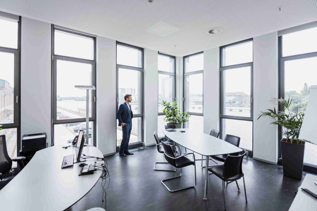 Augmenter les mètres carrés par employé offre des avantages tangibles.